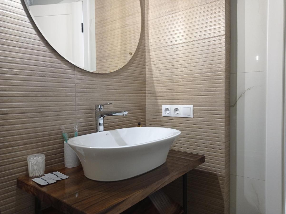 Дизайнерський Центр VIP: Стильне Проживання з Електрозаправкою Rivne Exterior photo