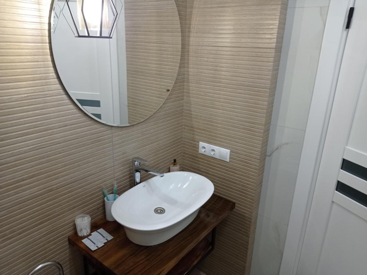 Дизайнерський Центр VIP: Стильне Проживання з Електрозаправкою Rivne Exterior photo